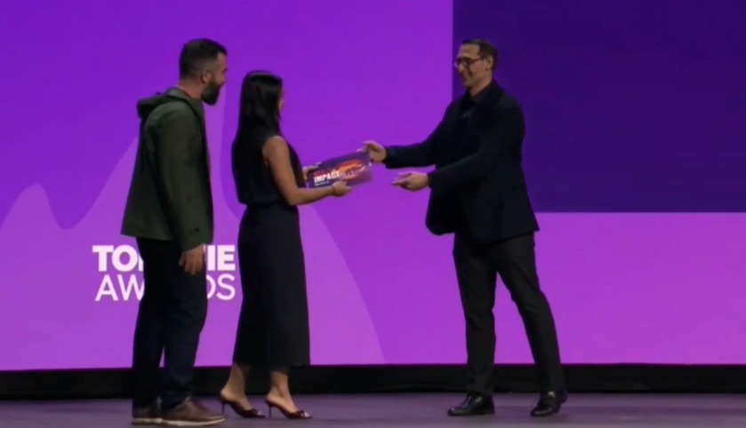 CEO de Ridery e Isabella Morán reciben reconocimiento en Las Vegas.