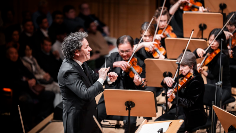 Dudamel dirigiendo la Orquesta Filarmónica de Nueva York