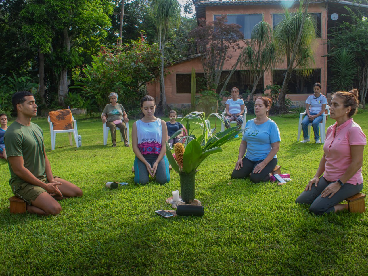 Personas realizando mindfulness en Hacienda La Concepción